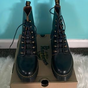 DR. MARTENS LEONA LACE UP BOOT, size 7, 38